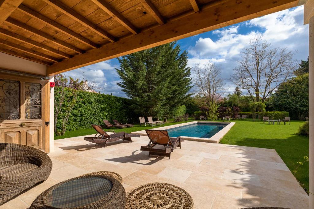 Bazén v ubytování Hôtel Le Clos nebo v jeho okolí