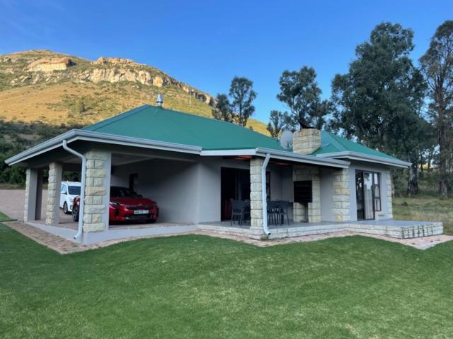 Nespecifikovaný výhled na hory nebo výhled na hory při pohledu z vily