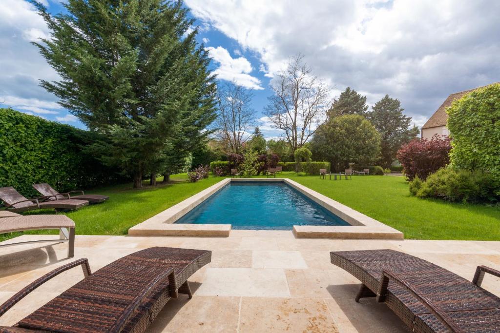 Bazén v ubytování Hôtel Le Clos nebo v jeho okolí