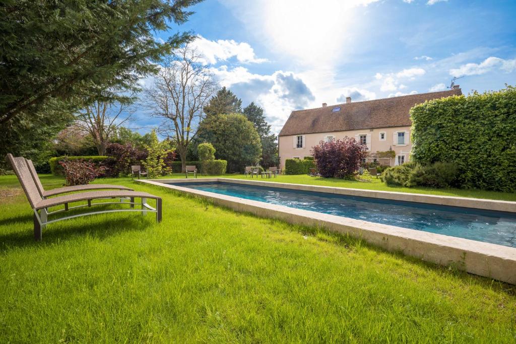 Bazén v ubytování Hôtel Le Clos nebo v jeho okolí