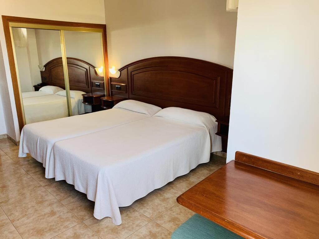 Hotel Tropical - Single Room With Balcony
