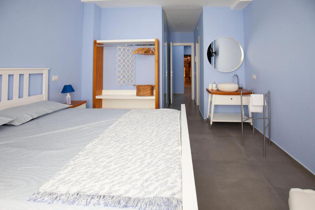 ナポリにあるMelisurgo Propertyのベッドルーム(大きな白いベッド1台、鏡付)
