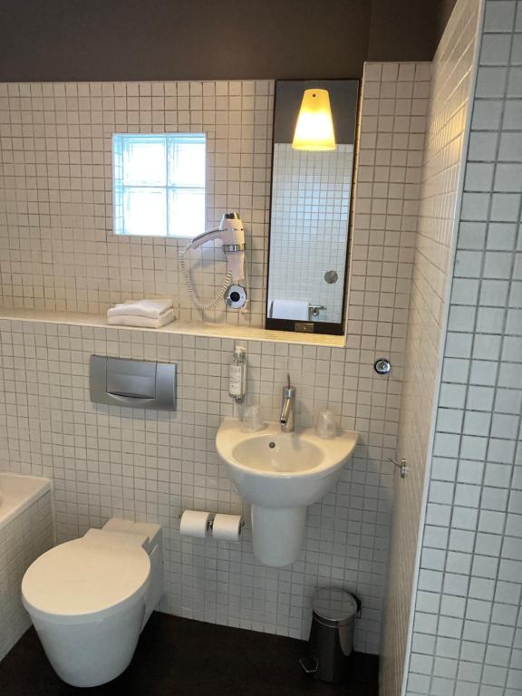 Koupelna v ubytování Hotel Georges