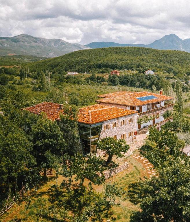 una vista aerea di un edificio con montagne sullo sfondo di Mrizi i Zanave Agroturizëm a Lezhë (Alessio)