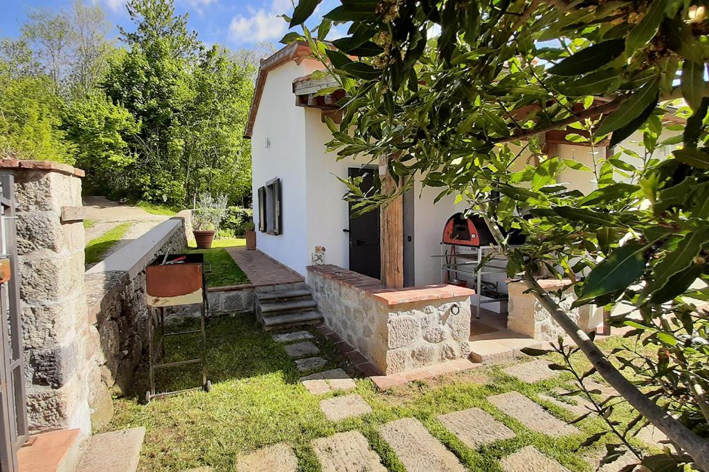 ein kleines Haus mit einer Treppe, die zu einer Tür führt in der Unterkunft Santa Fiora Ospitalità Diffusa - La Casa del Miccio in Santa Fiora