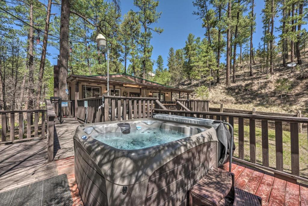 Φωτογραφία από το άλμπουμ του Tranquil Cabin with Stream and Deck Near Dtwn Ruidoso! σε Ruidoso