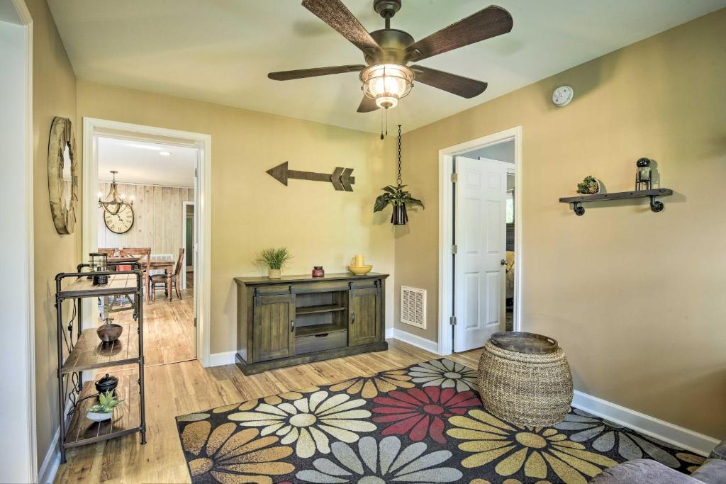 Φωτογραφία από το άλμπουμ του Lakefront High Point House with Furnished Deck! σε High Point