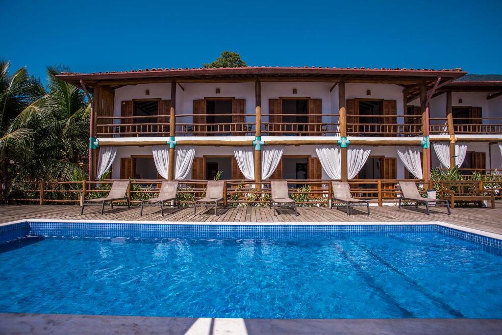Villa con piscina frente a una casa en Pousada Refugio da Harmonia, en Ilhabela