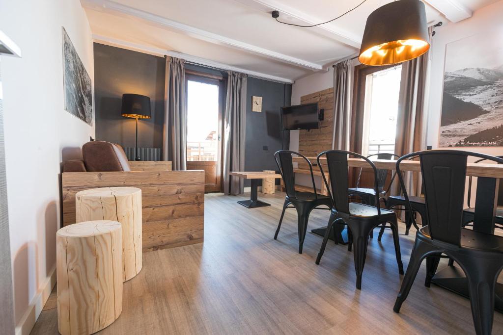 - un salon avec une table à manger et des chaises dans l'établissement Appartamenti Roby - Appartamenti Abar, à Livigno