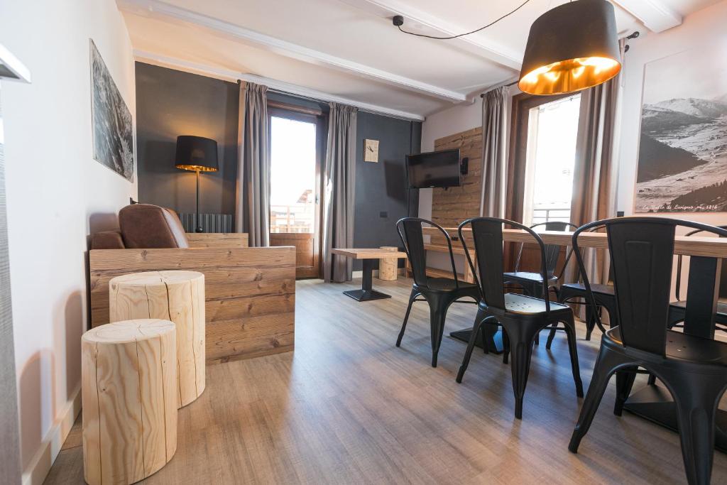 a living room with a dining room table and chairs at Appartamenti Roby - Appartamenti Abar in Livigno