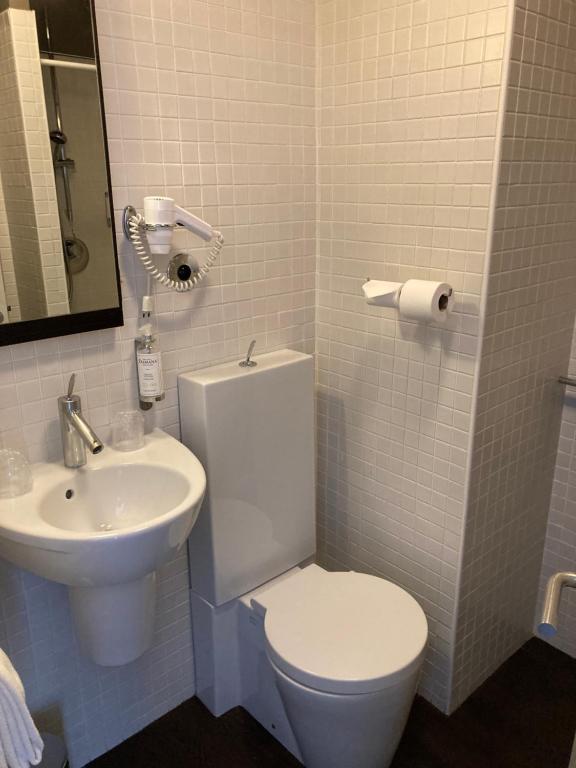 Koupelna v ubytování Hotel Georges