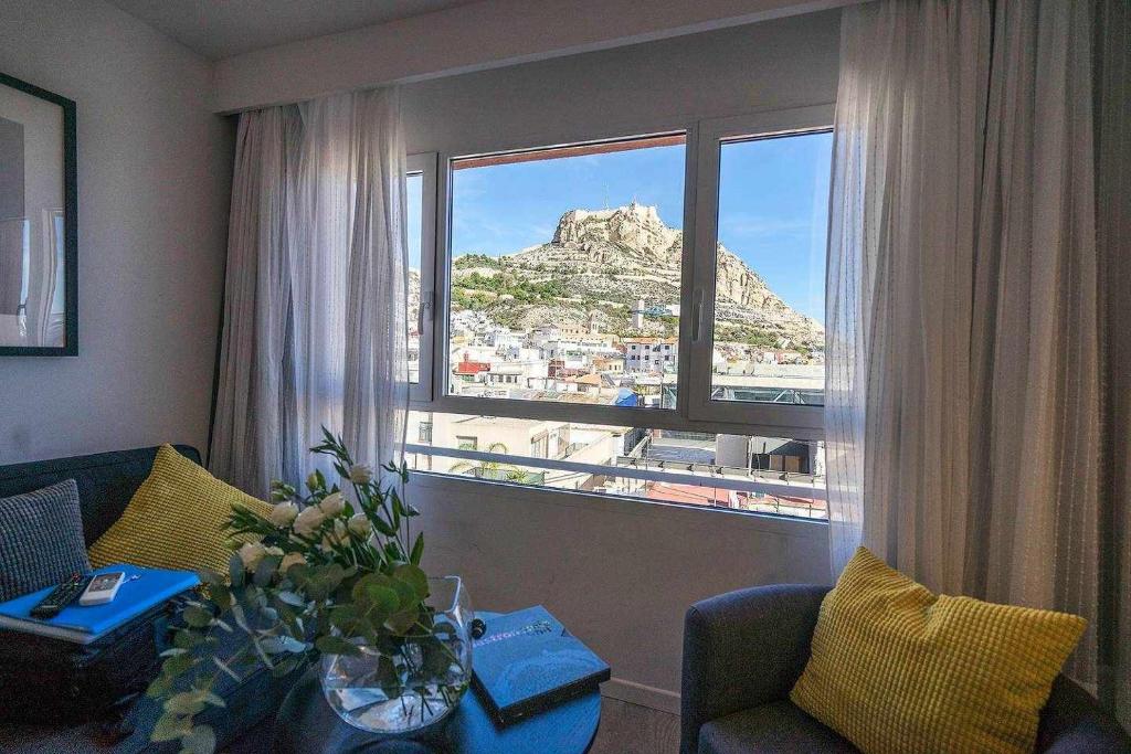 een woonkamer met uitzicht op een berg bij Apartamento Rambla 36 in Alicante