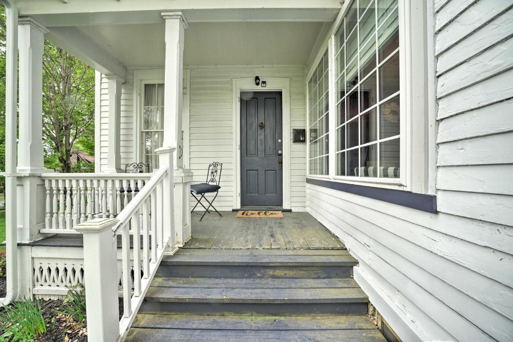 Romantic Apt Near Wineries, Golf and Lake Erie! - Appartement