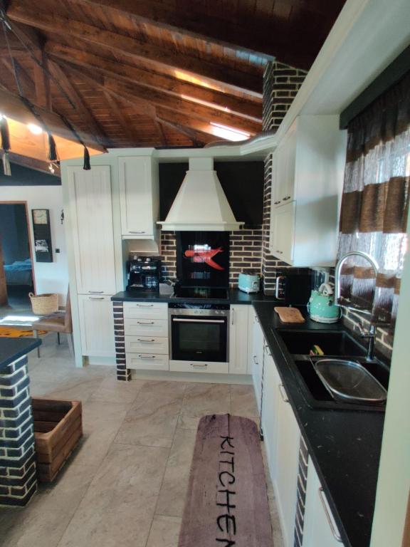Kuchyň nebo kuchyňský kout v ubytování Vintage Lux Homes