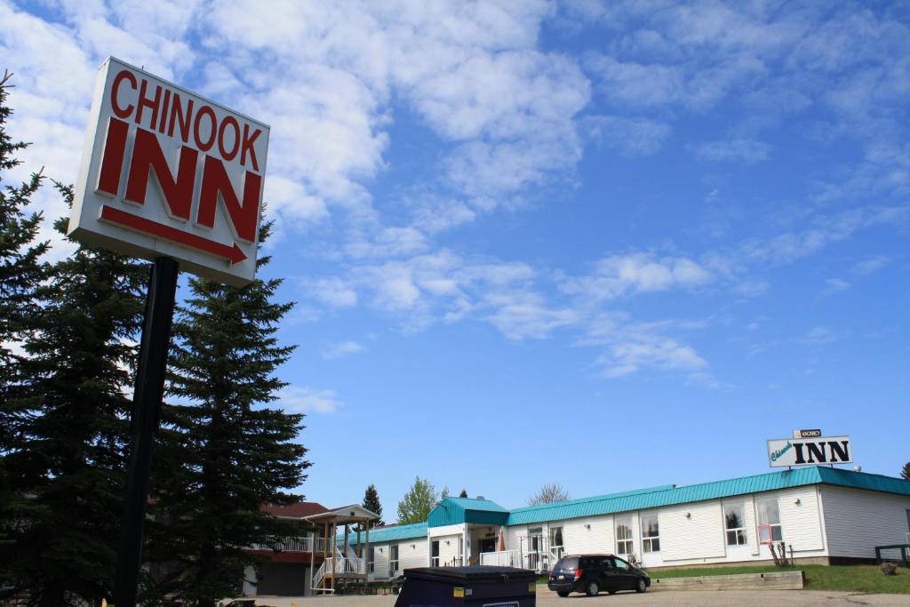 un cartello per una locanda per polli in un parcheggio di CHINOOK INN a Rocky Mountain House