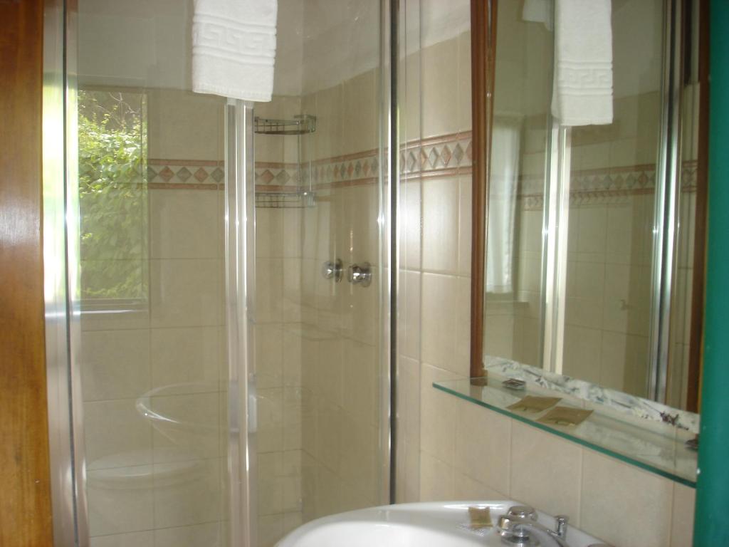 A bathroom at SUNFLOWER Cosy Cottage - Il Girasole