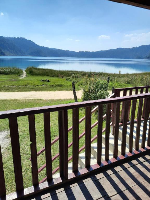 uma vista para um lago a partir do deque de uma casa em Cabañas Islas de Tziscao em Santiago