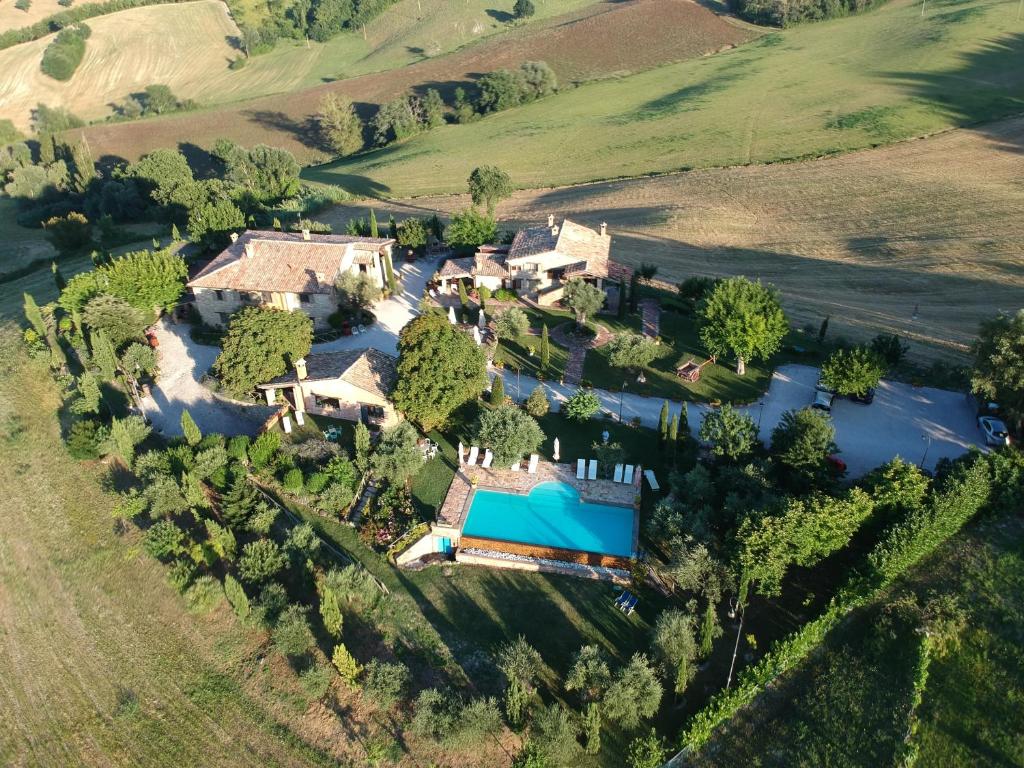 Una vista aérea de una finca con piscina. en La Corte del Gusto LuxuryApartments, en Arcevia