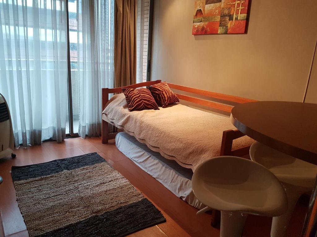 Cama o camas de una habitación en Providencia Travel Suites Costanera Center