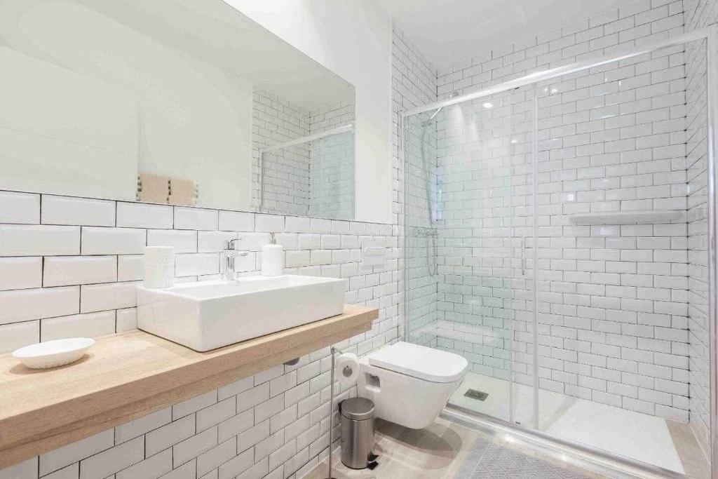 A bathroom at LUR Apartments Getaria