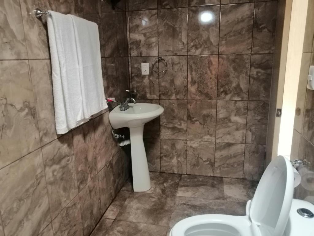 Koupelna v ubytování Hotel Chely