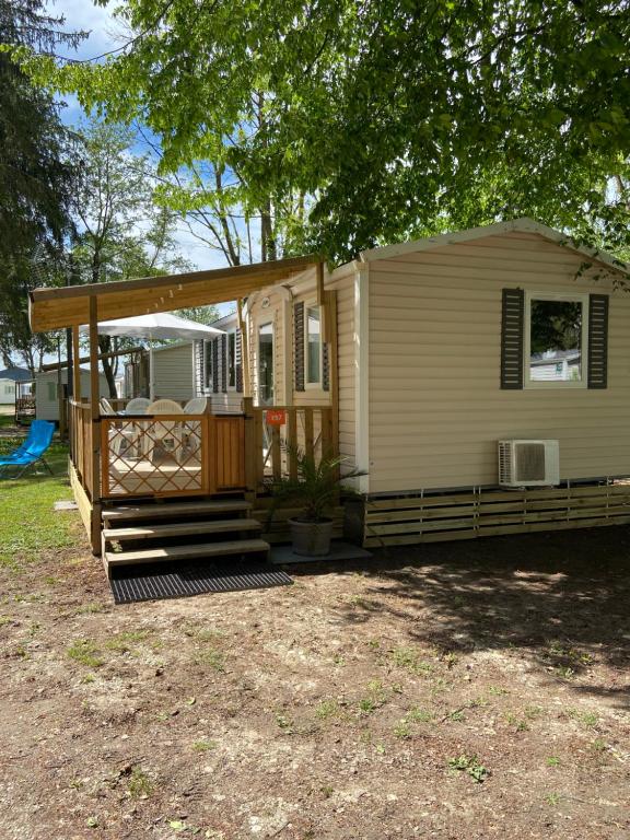 a mobile home with a porch and a deck at Mobil home climatisé 6 personnes dans camping 3* Tohapi a BOOFZHEIM in Boofzheim