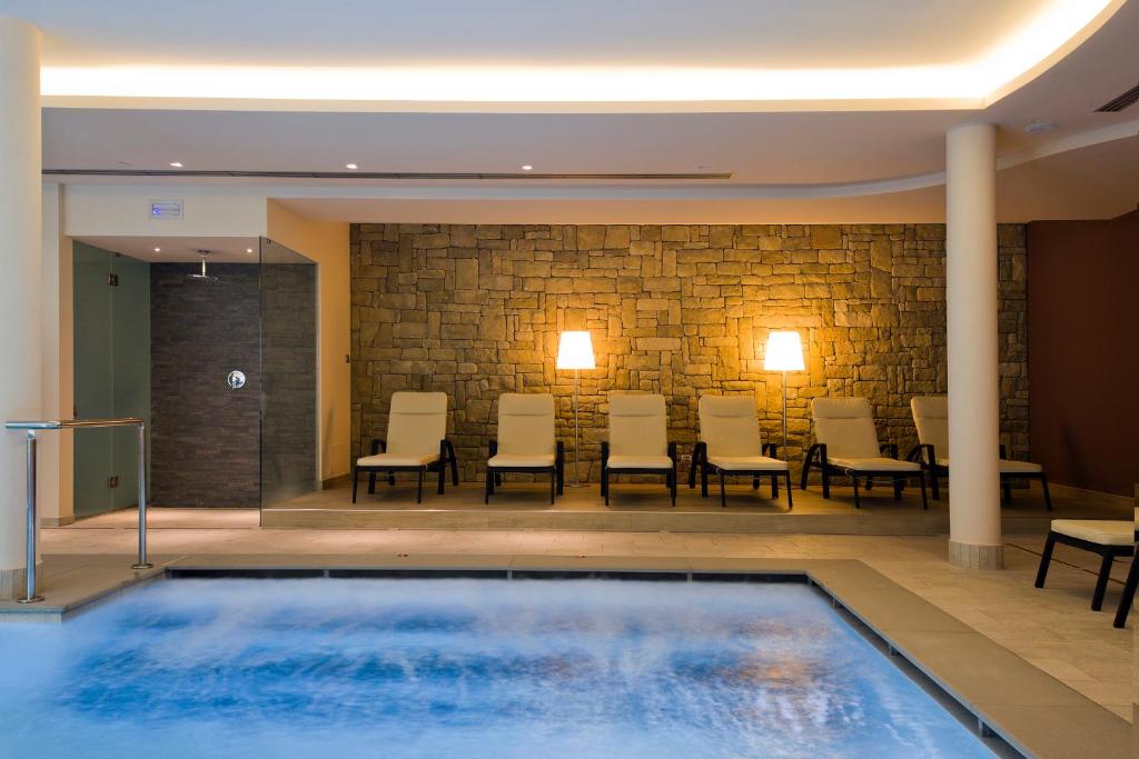 Bazén v ubytování Hotel Ambassador nebo v jeho okolí