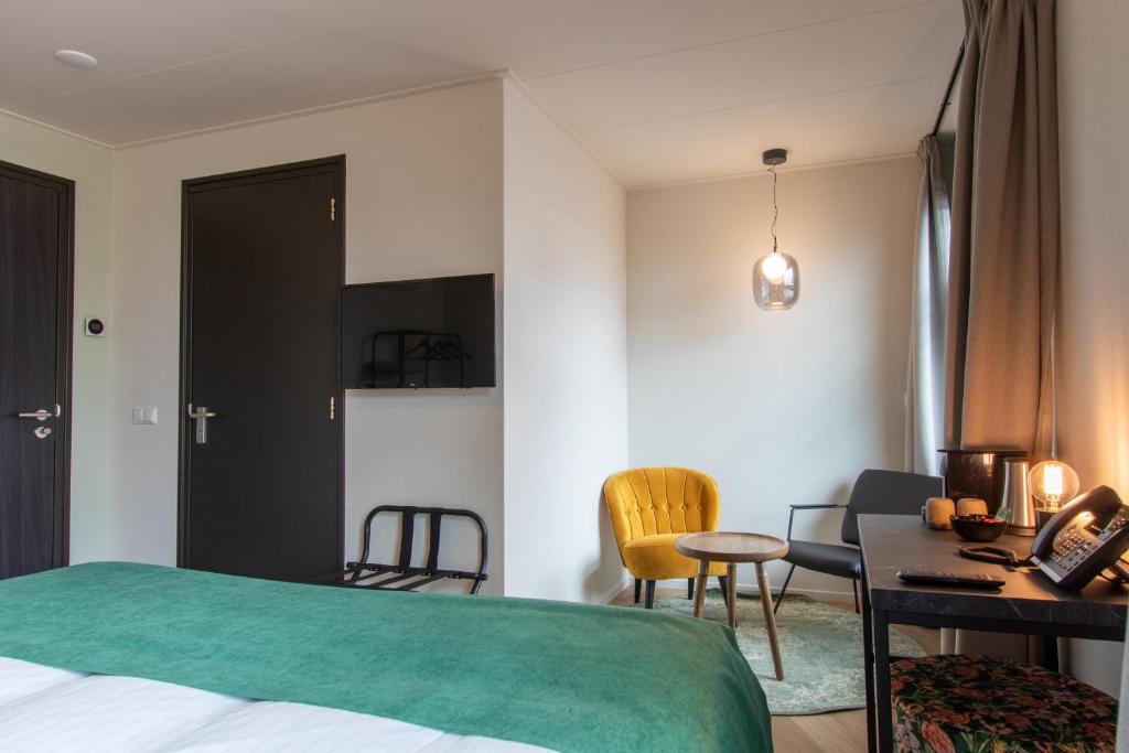 Postel nebo postele na pokoji v ubytování Hotel van der Meer
