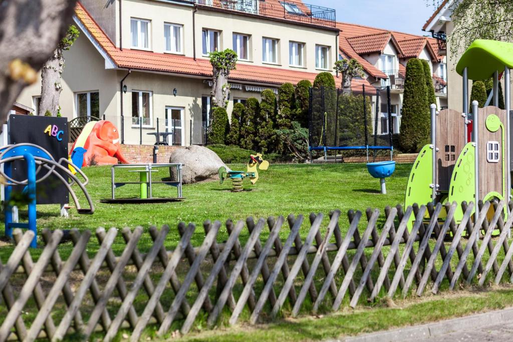 Herní místnost nebo prostor pro děti v ubytování Alcest z widokiem na morze, basenem,