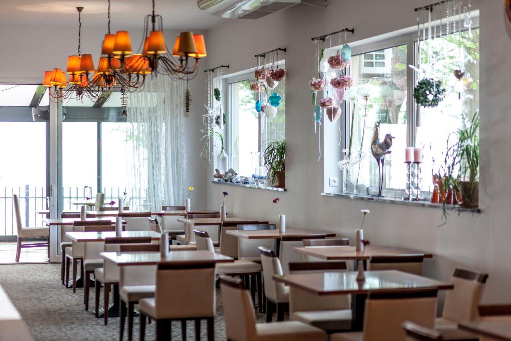 Restaurace v ubytování Alcest z widokiem na morze, basenem,