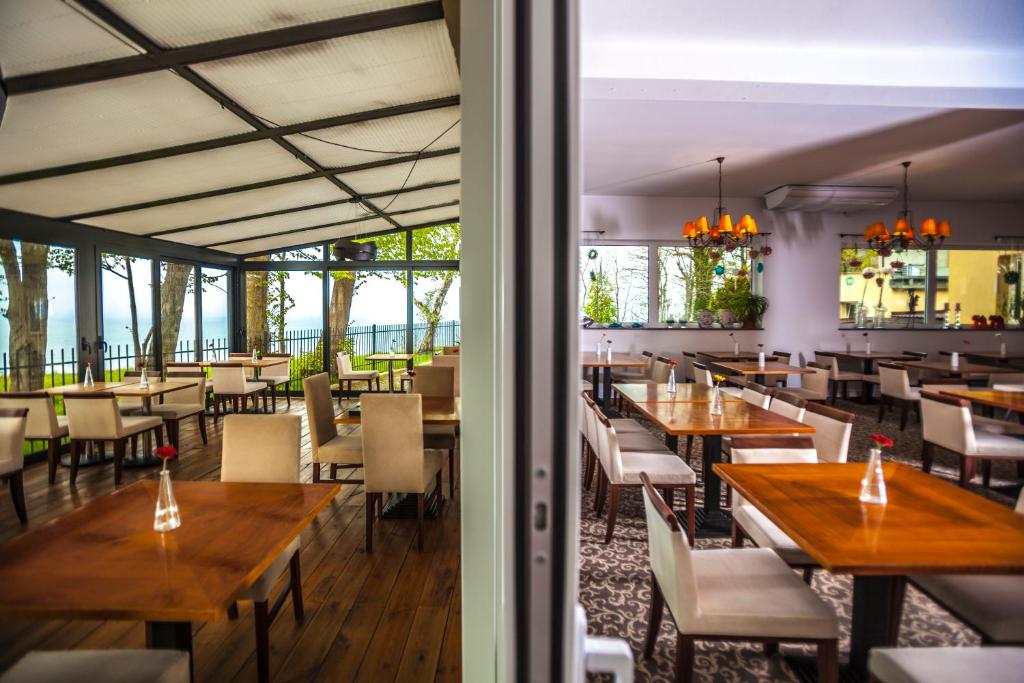 Restaurace v ubytování Alcest z widokiem na morze, basenem,