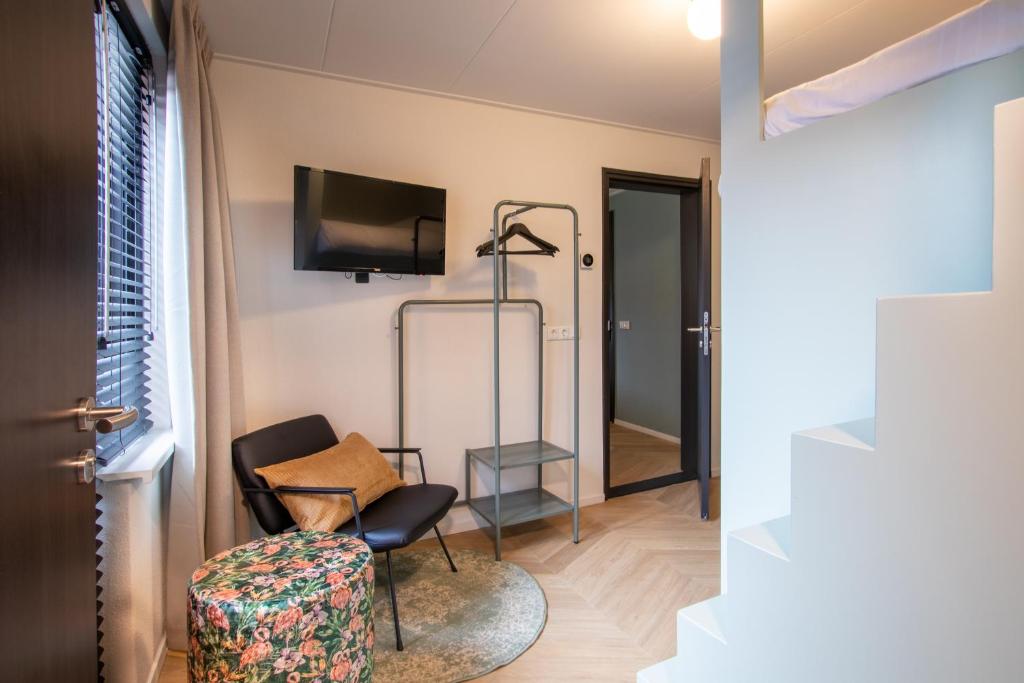 TV a/nebo společenská místnost v ubytování Hotel van der Meer