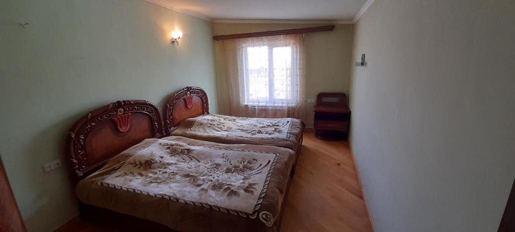 Kleines Zimmer mit einem Bett und einem Fenster in der Unterkunft House Ararat for rent, дом в аренду in Yerevan