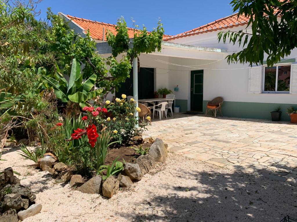 un jardin avec des fleurs en face d'une maison dans l'établissement Casa Fagundes com 3 Quartos, à Sagres
