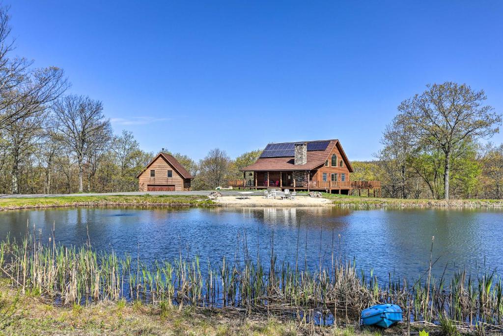 Gallery image of Poconos Family Fun Waterfront Cabin with Deck! in Nay Aug