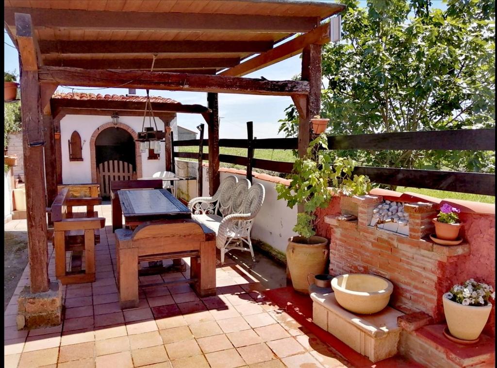 patio z drewnianą pergolą i stołem w obiekcie Somonte Costa w mieście Santander