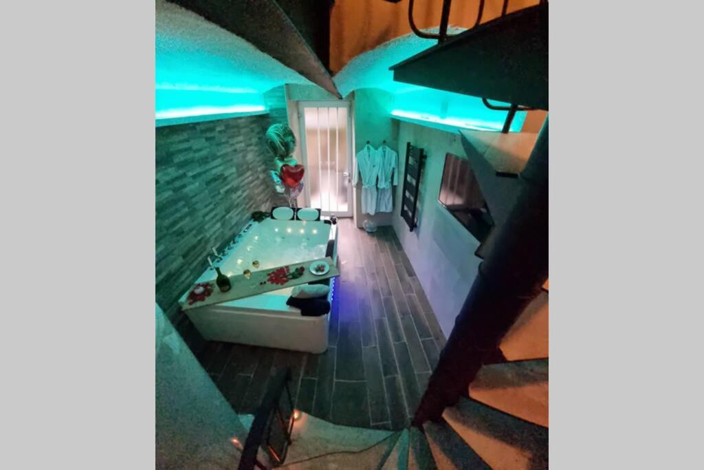 einen Blick über ein Wohnzimmer mit blauen Lichtern in der Unterkunft Arty room JACCUZI & SPA CENTRE VILLE HAUT DE GAMME in Mulhouse