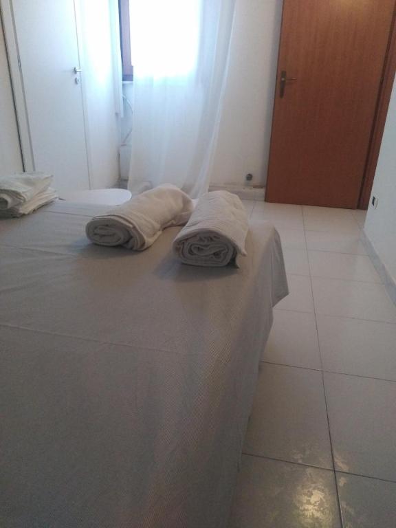 シラクーサにあるCasa del roncoのベッドルーム1室(ベッド1台、タオル2枚付)
