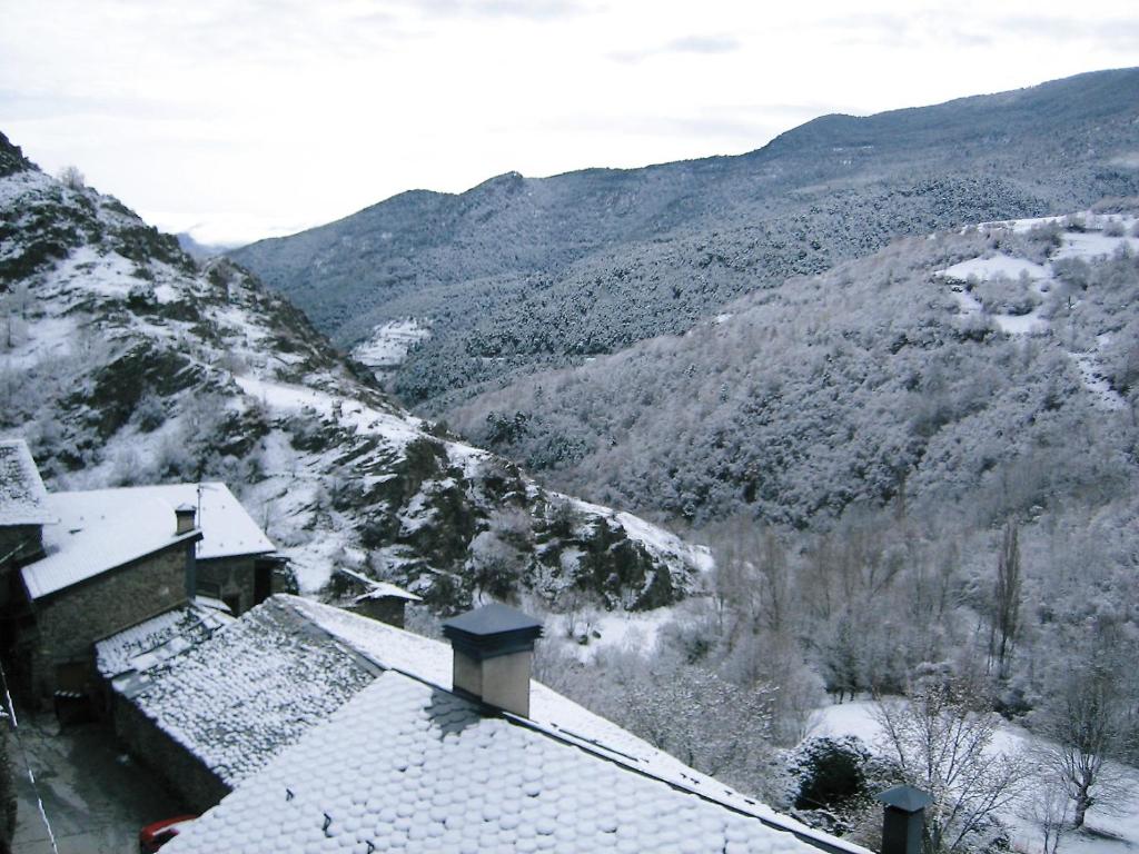 a view of a snow covered valley with mountains at Cobert de Martí in Bayasca