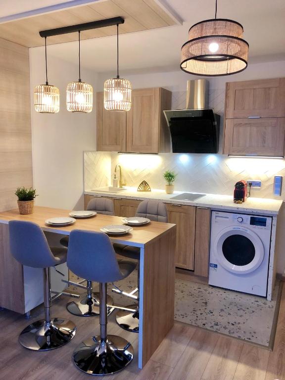 une cuisine avec une table et des chaises et un micro-ondes dans l'établissement Cosy Deluxe - Deauville centre, à Deauville