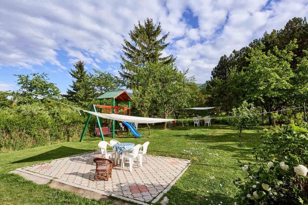 une cour avec une table de pique-nique et une aire de jeux dans l'établissement Apartmani Stanojevic Sokobanja, à Sokobanja