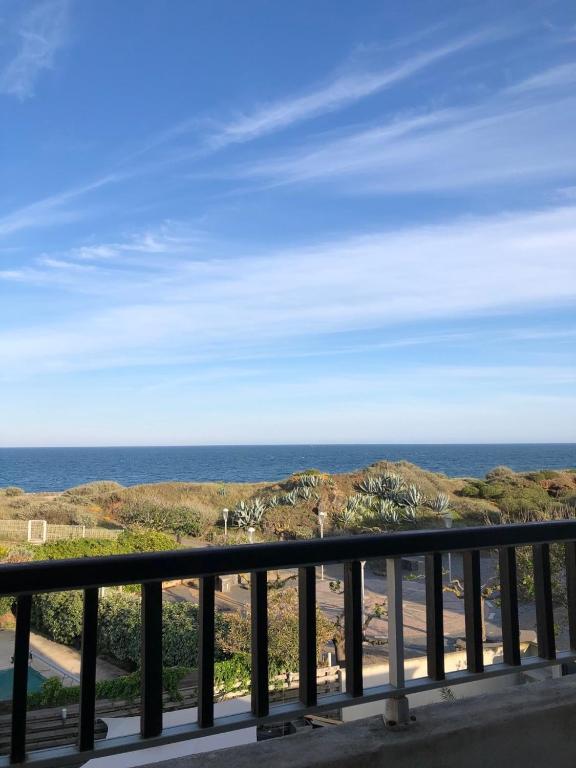 une vue sur l'océan depuis un balcon dans l'établissement Appartement en 1ère ligne, au Cap d'Agde