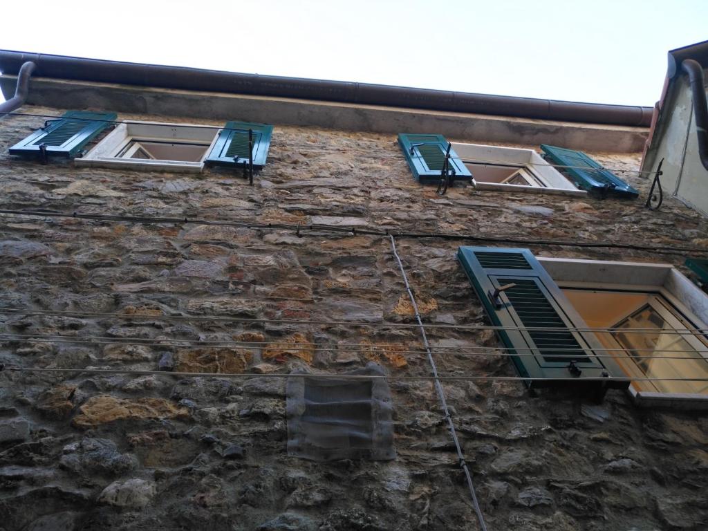 um grupo de janelas num edifício de pedra em Casa Ida em Monte Marcello