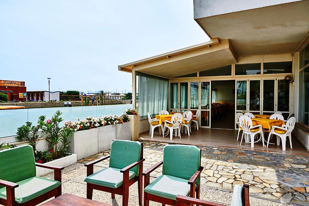 Výhled na řeku, která protéká v blízkosti hotelu