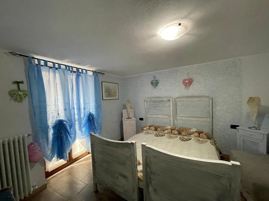 Łóżko lub łóżka w pokoju w obiekcie LA CASA DI PUCCI nel borgo affrescato di PARLASCO