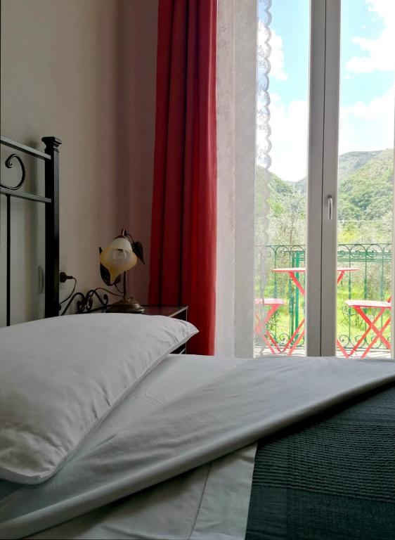 Postel nebo postele na pokoji v ubytování Agriturismo Conca Sandra - Farm Stay on Lake Como