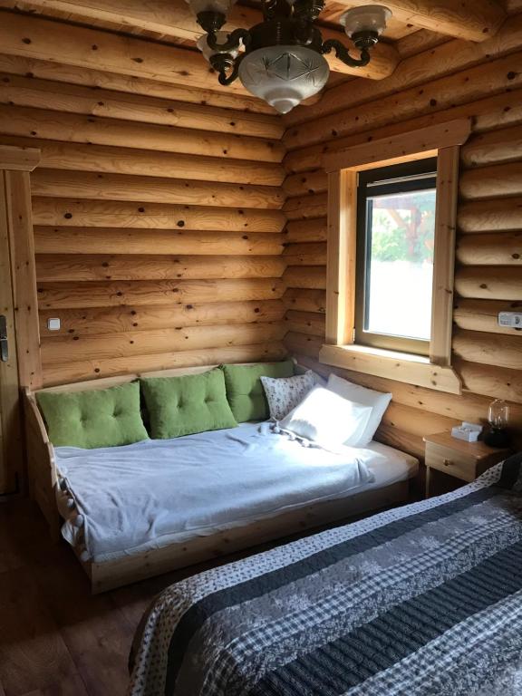 Łóżko lub łóżka w pokoju w obiekcie Greenwood Rönkház
