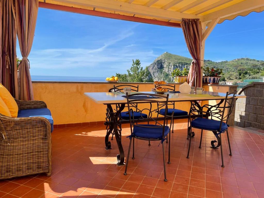 un tavolo e sedie su un patio con vista di Casa Vacanza Villa Girasole a Massa Lubrense