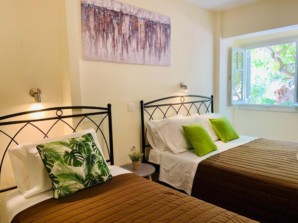 Postel nebo postele na pokoji v ubytování Costas Rooms