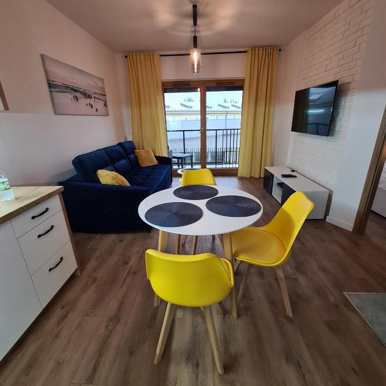 Televízia a/alebo spoločenská miestnosť v ubytovaní Apartament Słoneczne Nabrzeże